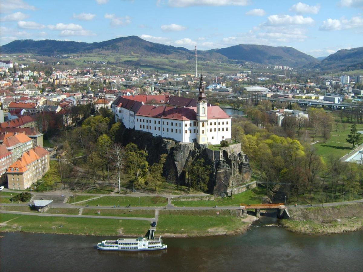 Byt S Jedinecnym Vyhledem Decin Exterior foto